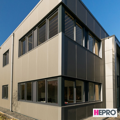 Bedrijfspand - kunststof kozijnen en deuren - HEPRO Basic - Houtnerf antraciet RAL 7016