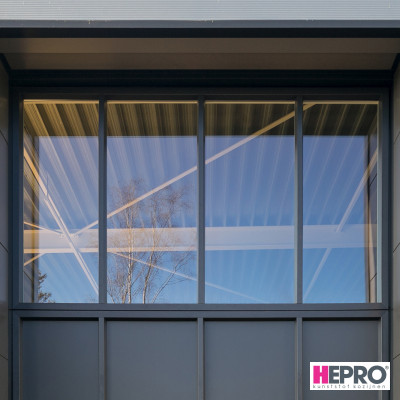 Bedrijfspand - kunststof kozijnen en deuren - HEPRO Basic - Houtnerf antraciet RAL 7016