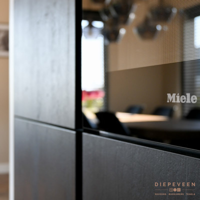 Het houtstructuur front bevat een bruin warme tint