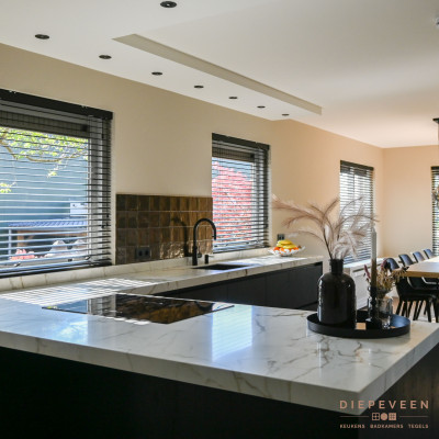 Het witte blad met ader structuur is prachtig in contrast met het donkere houtlook front