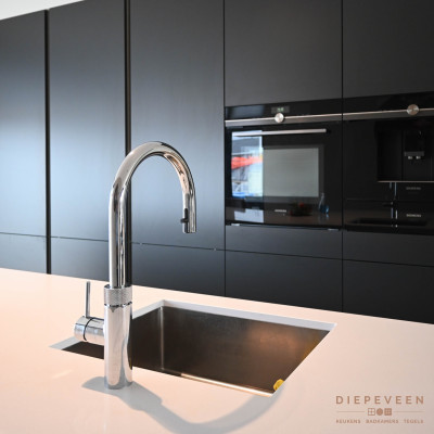 Moderne keuken met zwart