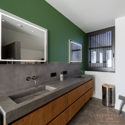 Moderne badkamer met beton en groen