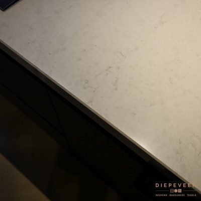 Composiet werkblad gecombineerd met zwarte fronten