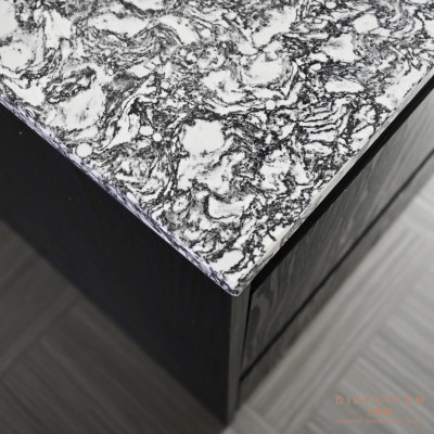 Zwart houtlook front in combinatie met een composiet marmerlook gepolijst werkblad van 6mm zonder randafwerking