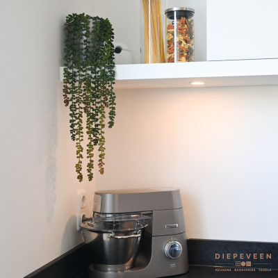 De nis geeft de keuken een gezellige sfeer