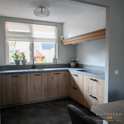 Moderne keuken met hout