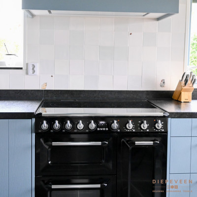 De keuken is voorzien van het prachtige inductie Smegg fornuis