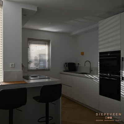 Witte moderne keuken