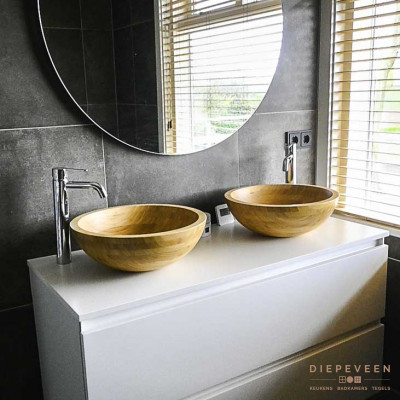Moderne badkamer met houten waskommen en een grote ronde spiegel.