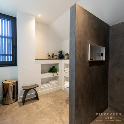 Moderne badkamer met beton en groen