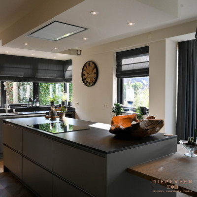 Het eiland beschikt over greeploze fronten wat een strakke uitstraling creëert.