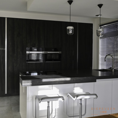 Hypermoderne keuken met alles er op en eraan