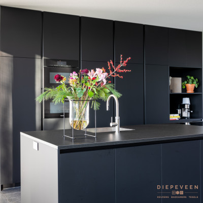 Moderne keuken met kookeiland