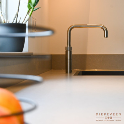 De stijlvolle Quooker combi + zorgt voor koud, warm en kokend water.