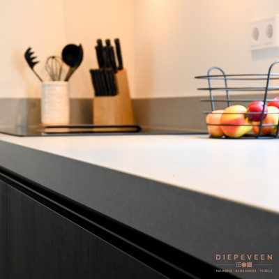 Het betonlook werkblad "Easy Clay Honed" combineert mooi met het zwarte houtlook front.