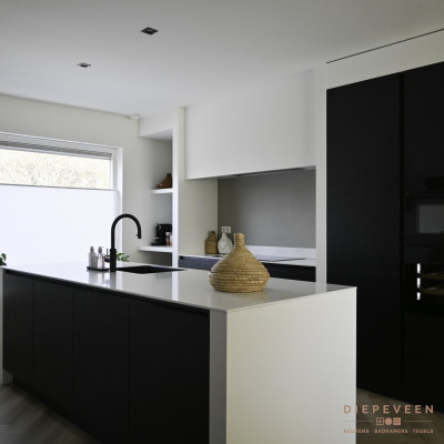 De vloer combineert mooi met de keuken