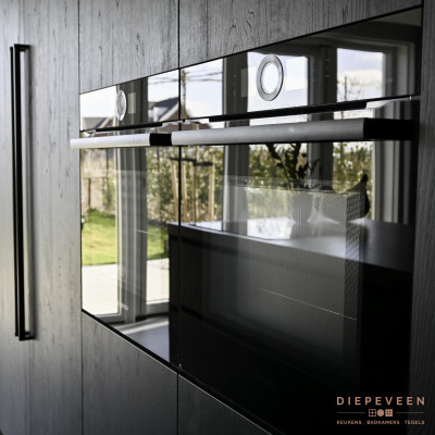 Multifunctionele oven met stoomfunctie en een multifunctionele oven met magnetronfunctie