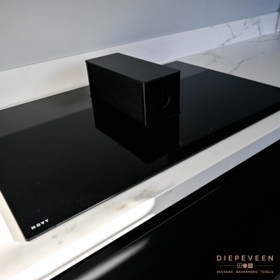 Keuken met zwart en marmer