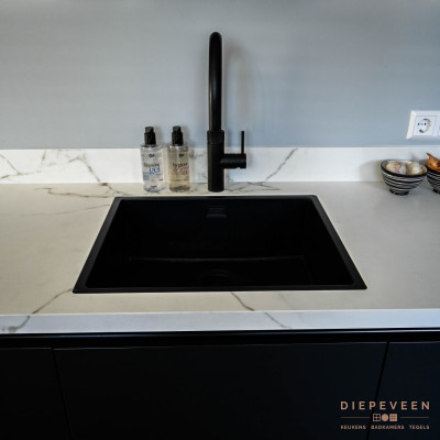 Keuken met zwart en marmer