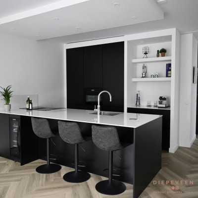 Moderne keuken met kookeiland