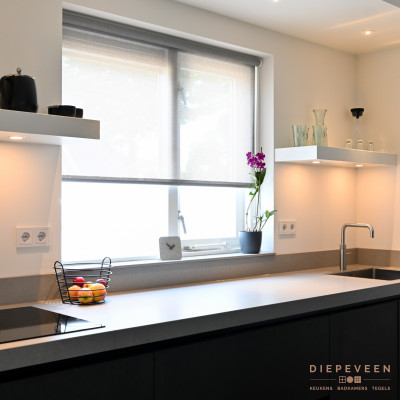 De twee design planken boven het werkblad maken ruimte vrij voor sfeer verlichting en decoratie.