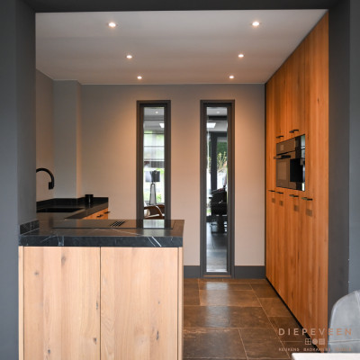 Compacte houtlook keuken