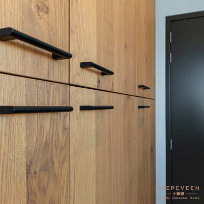 De zwarte grepen zijn een verwelkomen onderbreking