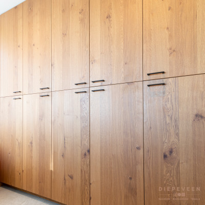 De kast oogt strak en zorgt voor een opgeruimd gevoel