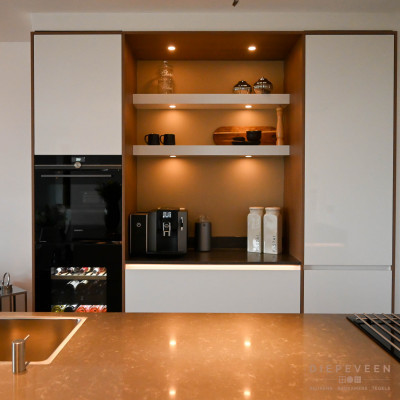 Moderne keuken met kookeiland