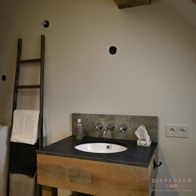 Wasmeubel met een klassieke kraan