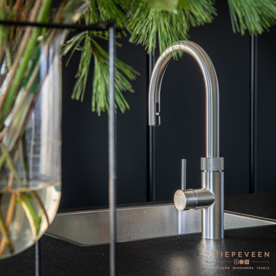 Moderne keuken met kookeiland