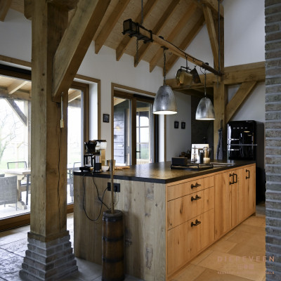 Typische landelijke keuken en interieur