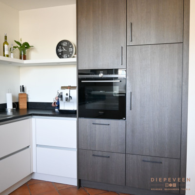 De keuken is geplaatst in een hoek dit zorgt ervoor dat alle ruimte die nodig is optimaal word benut