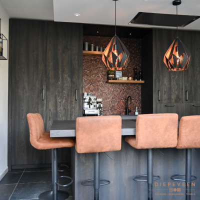 De ligt bruine barkrukken vertalen de stijl van de keuken