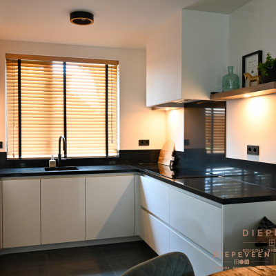 Doordat de keuken in een u-vorm is geplaats is er extra werkblad ruimte vrijgekomen