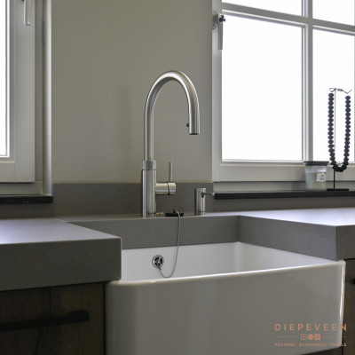 De wit keramiek Spoelbak geeft de keuken een stijlvol tintje