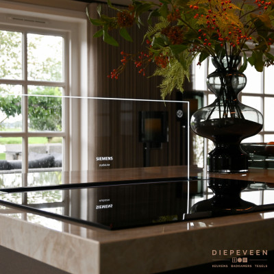 De keuken beschikt over de luxe van een glassdraftAir. Deze is voorzien van een glasplaat met ledverlichting en de powerBoost-functie.