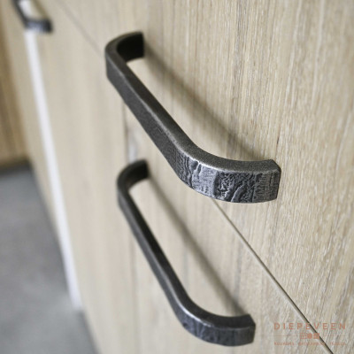 De keuken beschikt over prachtige landelijke grepen