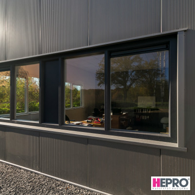 Bedrijfspand - kunststof kozijnen en deuren - HEPRO Basic - Houtnerf antraciet RAL 7016