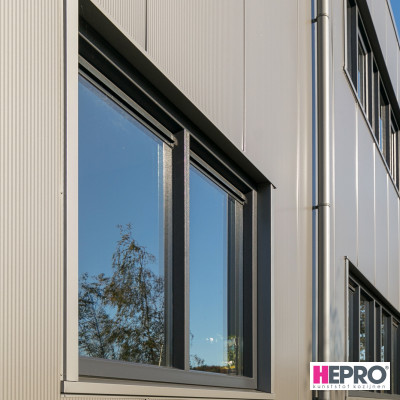 Bedrijfspand - kunststof kozijnen en deuren - HEPRO Basic - Houtnerf antraciet RAL 7016