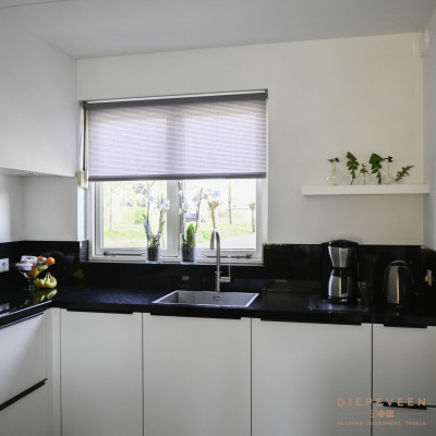 Doordat de keuken in een hoek is geplaatst is er genoeg aan opbergruimte