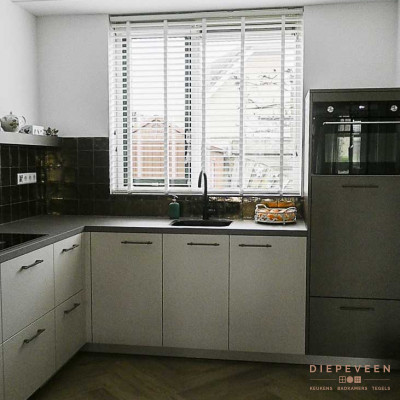 De keuken beschikt over een multifunctionele oven met magnetron functie.