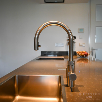 Moderne keuken met kookeiland