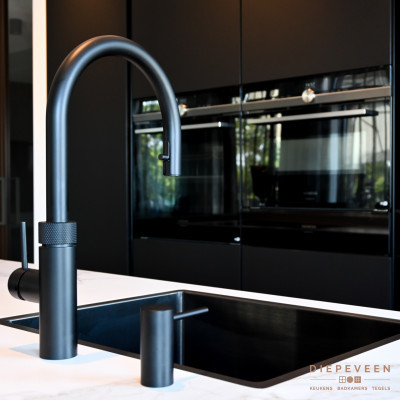 De zwarte Quooker fles kraan met bijpassend zeeppompje is voorzien van een uittrekbare perlator waardoor het schoonspoelen van je wasbak in een handomdraai is gedaan