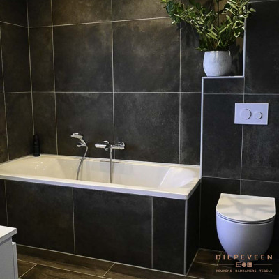 De houtlook vloer met de grijze tegels kleuren goed bijelkaar.