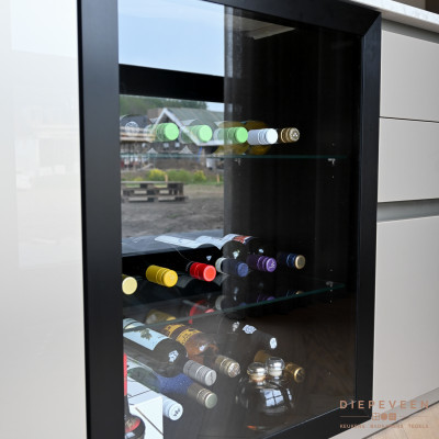 Voorzien van een wijnklimaatkoelkast greeploos