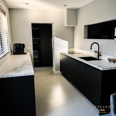 Keuken met zwart en marmer