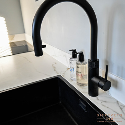 Keuken met zwart en marmer