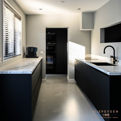 Keuken met zwart en marmer