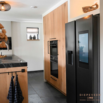 Kastenwand voorzien van verschillende luxes